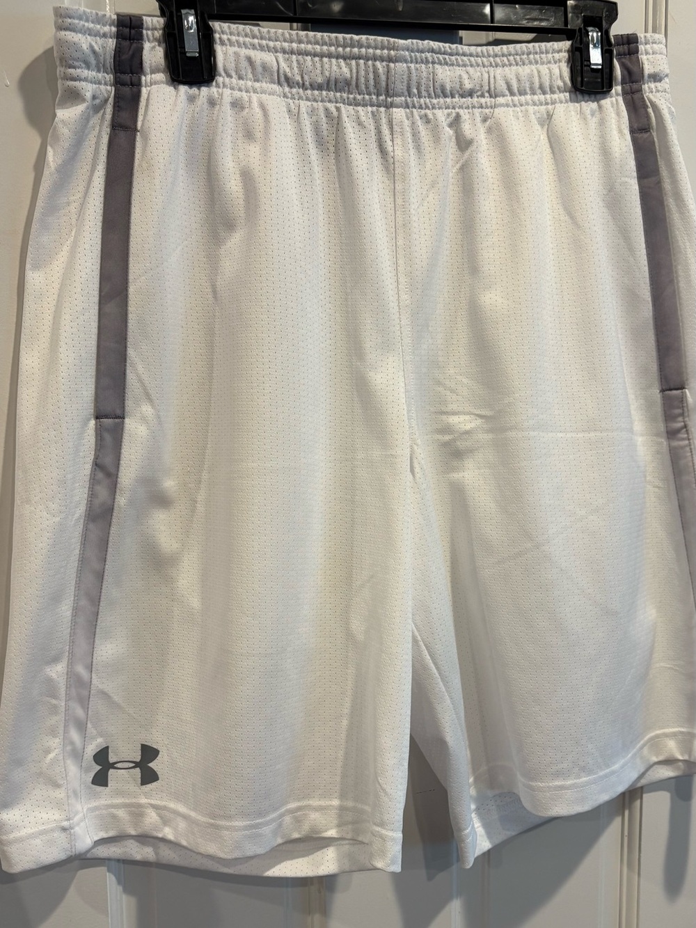 Men’s Under Armour Mesh Shorts. . Size L